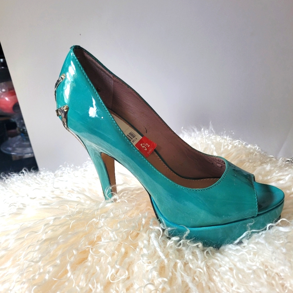 Vince Camuto Peep toes heels